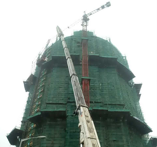 南岳吊车在工地上作业